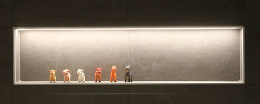 Utstillingsmonter i museum med LED-belyste figurer