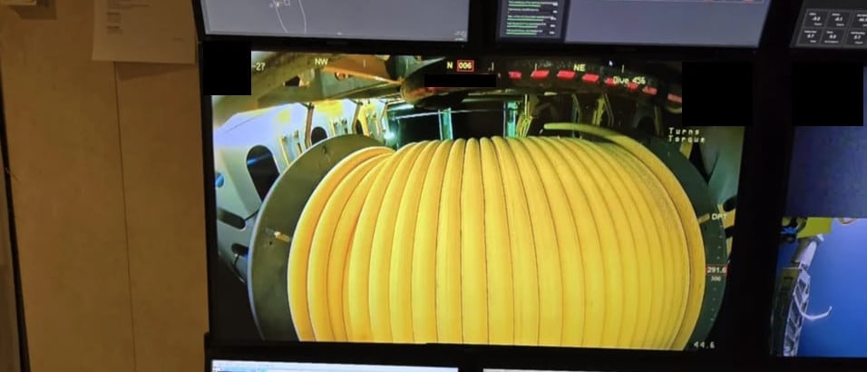 Kontrollromsskjerm med ROV-kamerabilde av en gul kabeltrommel som er jevnt og tydelig belyst av LED strips